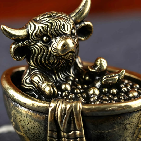 Pure Brass Highland Cow Bath Statue Sculpture, Decorative Statues, Hand Carved Vintage Rustic Water Splash Texture, Office Desk Decor, 1 Piece
